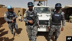 Jordanian peacekeepers of the United Nations African Mission In Darfur, UNAMID, patrol the refugee camp of Abou Shouk at the outskirts of the Darfur town of el Fasher, Sudan, April 14, 2010 (File Photo)