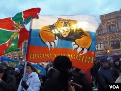 3月18日莫斯科红场庆祝吞并克里米亚集会上，普京支持者手举“俄罗斯，前进”的旗帜 (美国之音白桦拍摄)