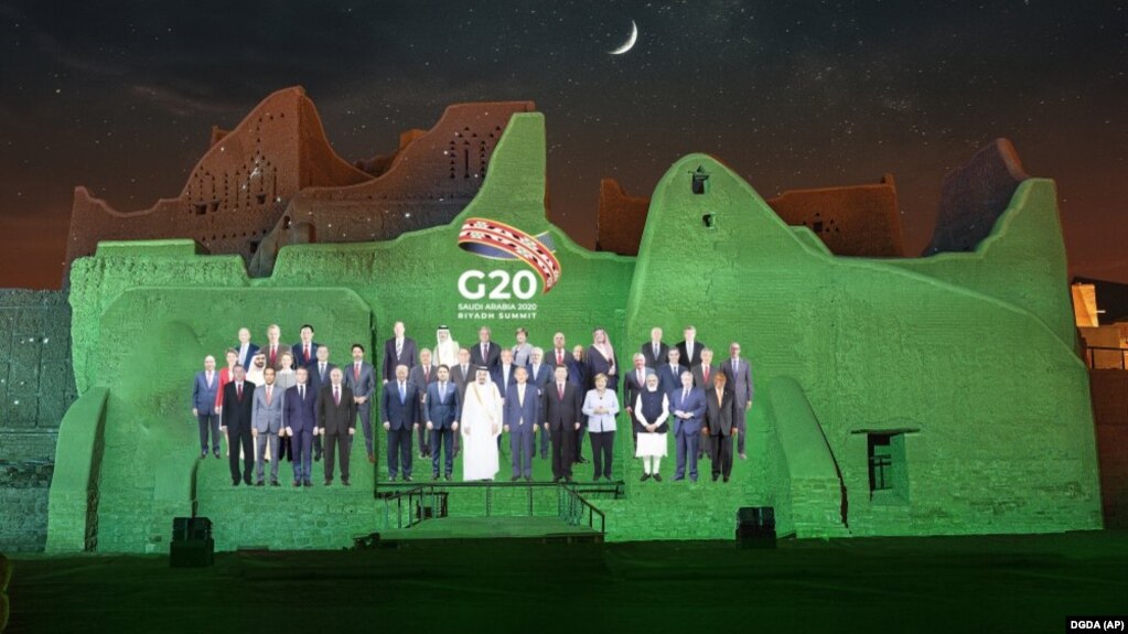 Một “bức ảnh gia đình” chụp các nhà lãnh đạo G-20 được thiết kế kĩ thuật số và phóng to lên một khu di tích lịch sử bên ngoài thủ đô Riyadh của Ả-rập Saudi, nước chủ trì hội nghị G-20 năm nay.