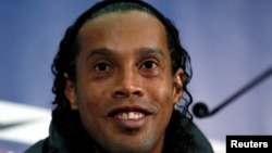  Ronaldinho lors d'une conférence de presse à Wembley, Londres le février 2013. 