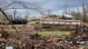 Kereta api tergelincir setelah hantaman tornado yang menghancurkan beberapa negara bagian AS di Earlington, Kentucky, AS, 11 Desember 2021. (Foto: REUTERS/Cheney Orr)