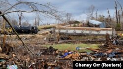 Kereta api tergelincir setelah hantaman tornado yang menghancurkan beberapa negara bagian AS di Earlington, Kentucky, AS, 11 Desember 2021. (Foto: REUTERS/Cheney Orr)