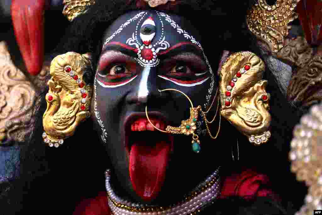 អ្នក​គោរព​ជំនឿ​សាសនា​ម្នាក់​តែង​ខ្លួន​ជា​ព្រះ​នៃ​សាសនា​ហិណ្ឌូ គឺ​ព្រះមាហា​កាលី (Maha Kali) សម្ដែង​ក្នុង​ពិធី​&nbsp;Navratri នៅ​ទីក្រុង&nbsp;Ajmer រដ្ឋ&nbsp;Rajasthan ប្រទេស​ឥណ្ឌា។