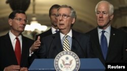 Senator Mitch McConnell (tengah), pemimpin mayoritas Senat dari partai Republik berbicara di Gedung Capitol (foto: dok).