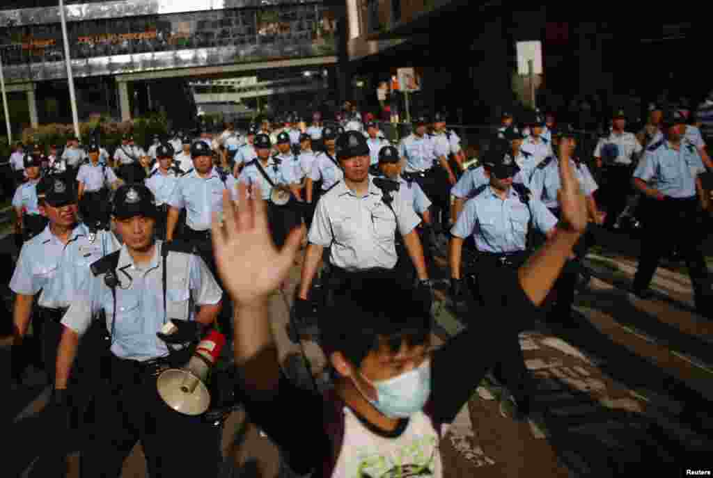 Sinh viên Hồng Kông xuống đường biểu tình đòi dân chủ gần trụ sở chính phủ, ngày 29/9/2014. 