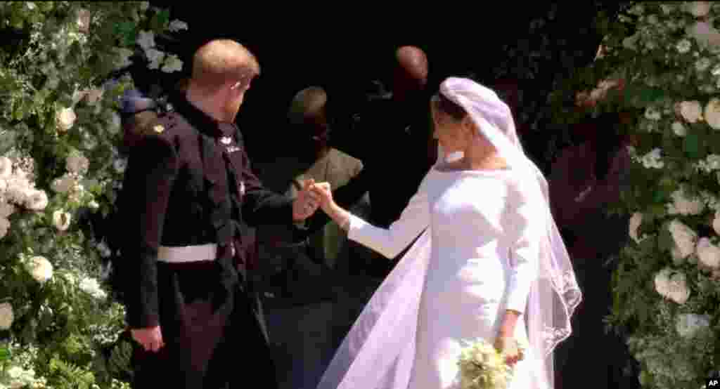 En la capilla de St. George, Meghan Markle, se casa con el príncipe Harry, el último soltero adulto heredero de la reina Isabel II.