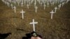 巴西人用象征新冠病毒死亡者的十字架2020年6月28日抗议政府对付疫情不得力（路透社）