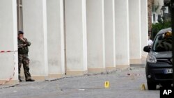 在巴黎郊区勒瓦卢瓦-佩雷营房附近，一位法国士兵站在袭击发生地。（2017年8月9日）