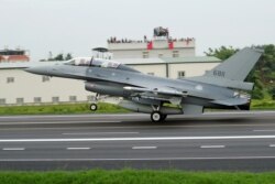 지난해 10월 타이완 공군 소속 F-16V 전투기가 중국군의 가상공격에 대비한 연례훈련을 실시하고 있다.