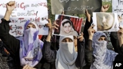 Puluhan perempuan Pakistan di Lahore melakukan demonstrasi menentang serangan Taliban dan mendukung Malala Yousufzai, Rabu (10/10).