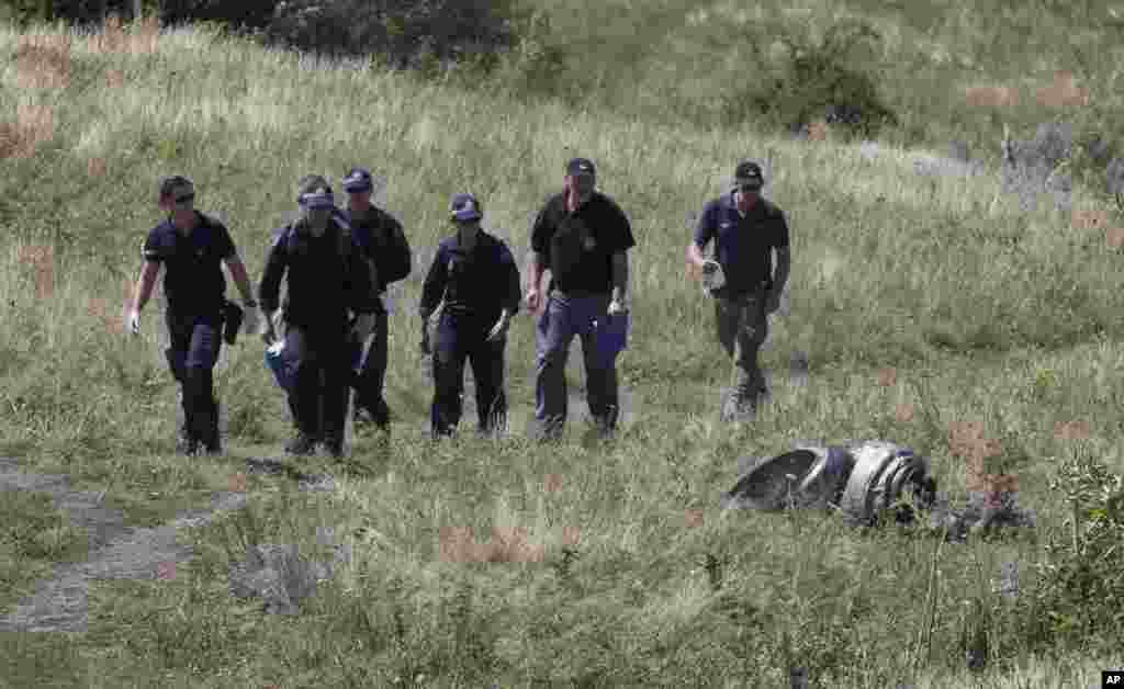 Australian experts examine the area of the Malaysia Airlines MH17 plane crash in the village of Hrabove, Donetsk region, eastern Ukraine, Aug. 1, 2014.&nbsp;