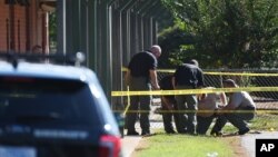 南卡罗来纳州唐威尔小学校发生枪击后执法人员在现场调查。（2016年9月28日）