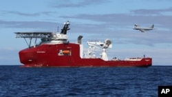 9일 남인도양의 말레이시아 실종기 수색 해역에서, 호주 해군 소속 '오션실드' 군함과 공군 소속 AP-3C 초계기가 수색 작업을 벌이고 있다.