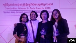 ស្រ្តី​ឆ្នើម​ទាំង​បី​រួប​​បាន​ទទួល​ពាន​រង្វាន់​​ក្នុង​«កម្មវិធី​ស្រ្តី​ឆ្នើម​ក្នុង​វិស័យ​បច្ចេកវិទ្យា​២០១៨» ​ថតរូប​ជាមួយ​​កញ្ញាកែវ​ គូនីឡា​នាយក​គ្រប់គ្រង​នៃ​ក្រុមហ៊ុន REDHILL Asia។ ពី​ឆ្វេង កញ្ញា ចន្ទ​​ ពេញ​ល័ក្ខ ទទួល​ពាន​រង្វាន់​​ស្រ្តី​ដែល​បាន​ចូលរួម​ជំរុញ​ការប្រើប្រាស់​បច្ចេកវិទ្យា​សម្រាប់​ការអភិវឌ្ឍ​សង្គម​ ឬ​សហគមន៍ អ្នកស្រី​ហ្វាត​ ស៊ីអែម វិស្វករ​នៅ​ក្នុង​ក្រុមហ៊ុន​ទូរគមនាគមន៍ ពាន​រង្វាន់​វិស្វករ​ស្រ្តី​ជោគជ័យ​ក្នុង​ជំនាញ​បច្ចេកវិទ្យា និង​កញ្ញា ឡុង លក្ខិណា ស្ថាបនិក​ក្រុមហ៊ុន​ដឹកជញ្ជូន «ជូន​អ្នក» ពាន​រង្វាន់​សហគ្រិន​ស្ត្រី​ឆ្នើម​ក្នុង​វិស័យ​បច្ចេកវិទ្យា។ (ទុំ ម្លិះ/VOA)