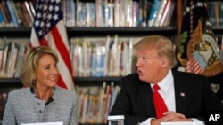 Predsednik Tramp i sekretarka za obrazovanje Betsi Devos. 