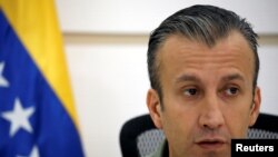 Vis Prezidan Venezuela a, Tareck El Aissami, bay detay sou entèdiksyon komèsyal la nan Caracas. 