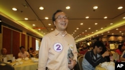 FILE - Alan Leong is pictured campaigning at a restaurant in Hong Kong, May 16, 2010. He is among those who say pan-democratic forces must maintain a presence in Hong Kong politics.