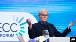 La Secretaria de Energía de Estados Unidos, Jennifer M. Granholm, habla durante e foro ministerial de la Asociación para la Cooperación Transatlántica en Energía y Clima en Zagreb, Croacia, el miércoles 1 de marzo de 2023. 