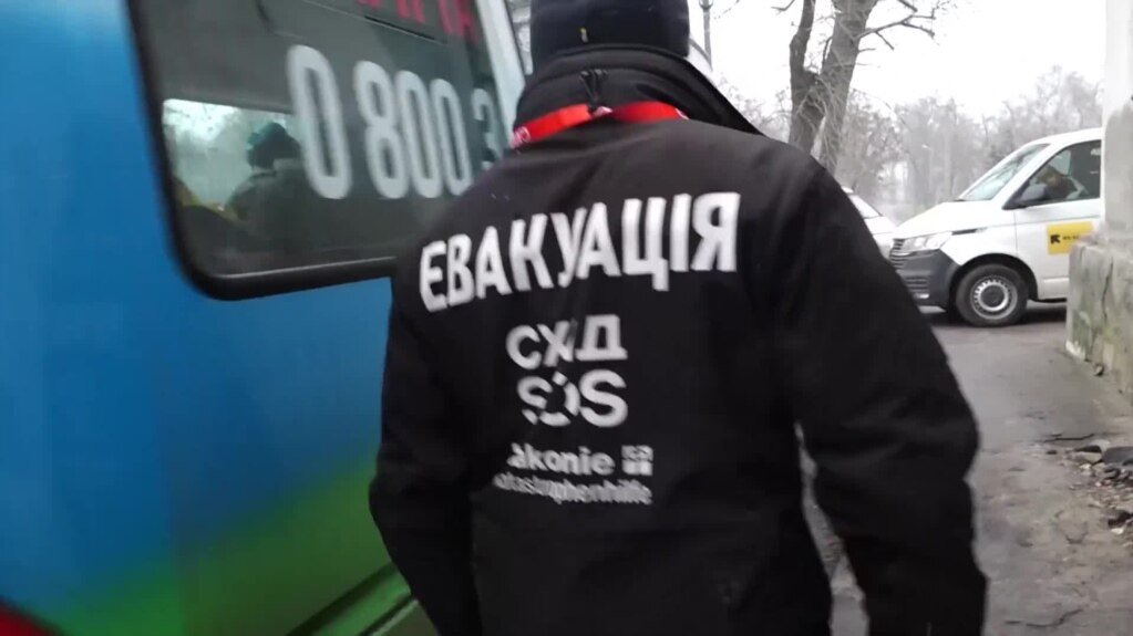 Волонтери и натаму евакуираат украински цивили од Доњецк, кои бегаат од руската армија