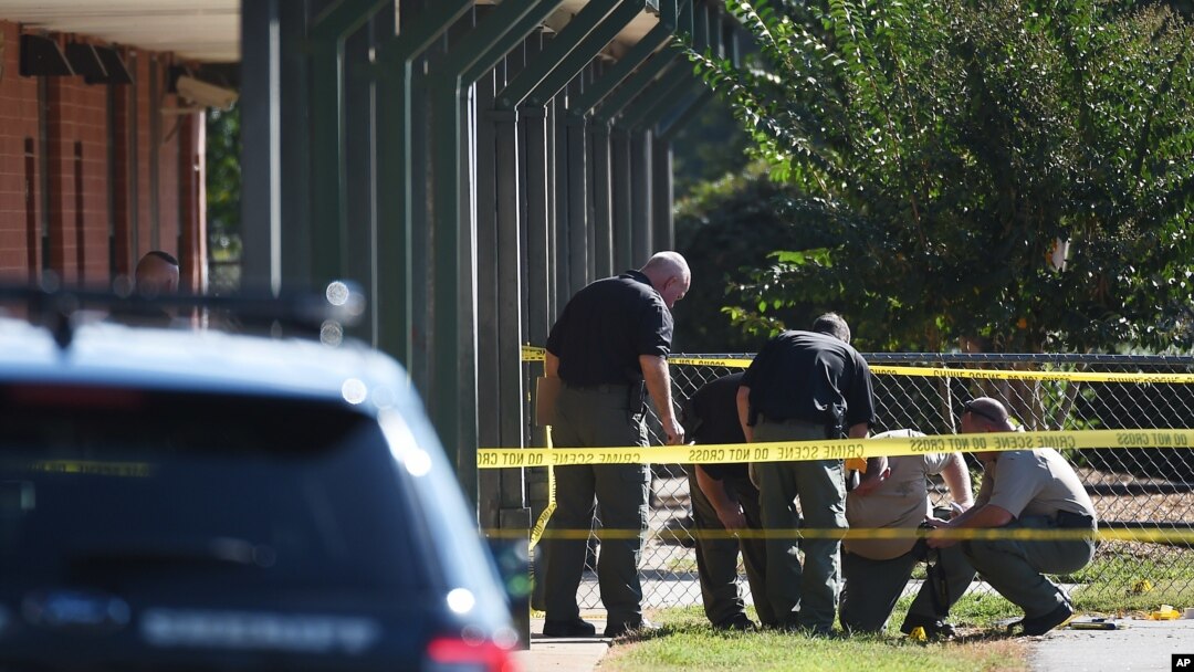 Polisi memeriksa lingkungan Sekolah Dasar Townville di Townville, South Carolina (28/9), menyusul penembakan di sana. (AP/Rainier Ehrhardt)