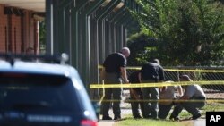 Polisi memeriksa lingkungan Sekolah Dasar Townville di Townville, South Carolina (28/9), menyusul penembakan di sana. (AP/Rainier Ehrhardt)