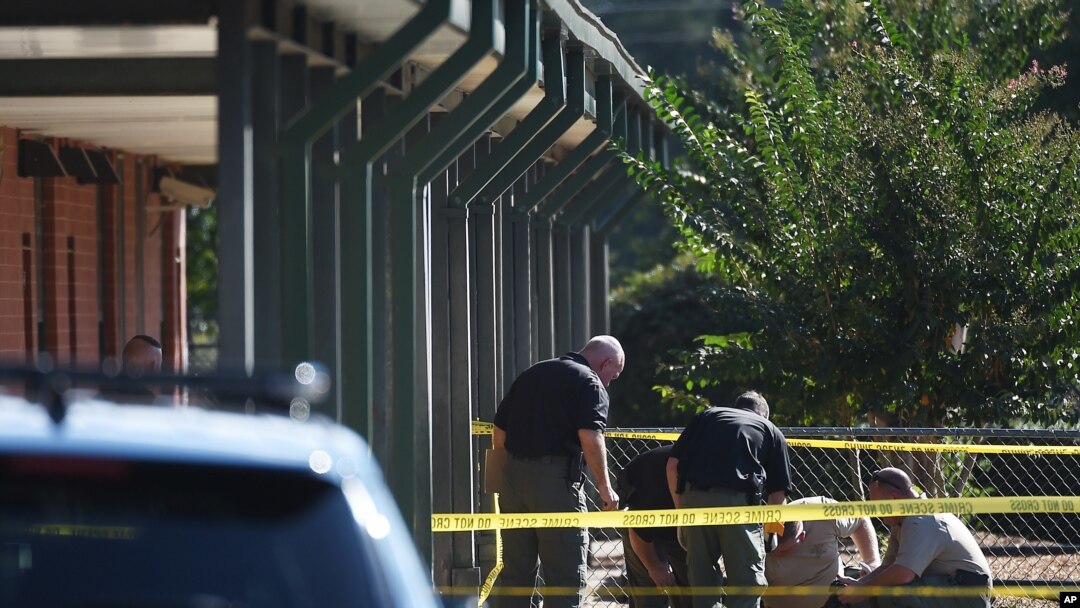 Polisi memeriksa kawasan di sekitar Sekolah Dasar Townville di Townville, South Carolina (28/9), menyusul insiden penembakan di sana.
