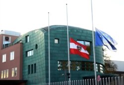 Las banderas de Austria y la Unión Europea ondean a media asta en la Embajada austríaca en Berlín, luego del ataque terrorista en Viena. Martes 3 de noviembre de 2020.