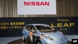 ທ່ານ Toshiyuki Shiga ຫົວໜ້າບໍລິຫານຂອງ Nissan Motor Co. ຊຶ່ງເປັນບໍລິສັດທີ່ປະກອບສ່ວນຊຸກຍູ້
ເສດຖະກິດຂອງຍີ່ປຸ່ນທີ່ສຳຄັນບໍລິສັດນຶ່ງນັ້ນ ໄດ້ຖ່າຍຮູບກັບລົດໄຟຟ້າທີ່ບໍ່ມີຄວັນ, ຜະຫລິດຕະພັນຫລ້າສຸດ ຂອງບໍລິສັດຢູ່ສຳນັກງານໃຫຍ່ຂອງບໍລິສັດ ທີ່ Yokohama, ຍີ່ປຸ່ນ, ໃນວັສຸກ, ທີ