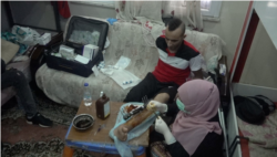 Srour treats Kareem Sammoudi, 31, for an infection following a gun shot wound, May 28, 2020, in Istanbul. (Heather Murdock/VOA)