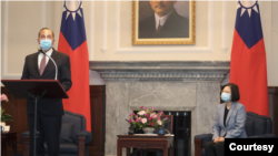 Menteri Kesehatan AS Alex Azar dan Presiden Taiwan Tsai Ing-wen, dalam kunjungan Menkes AS, 10 Agustus 2020 (Foto: Pool)