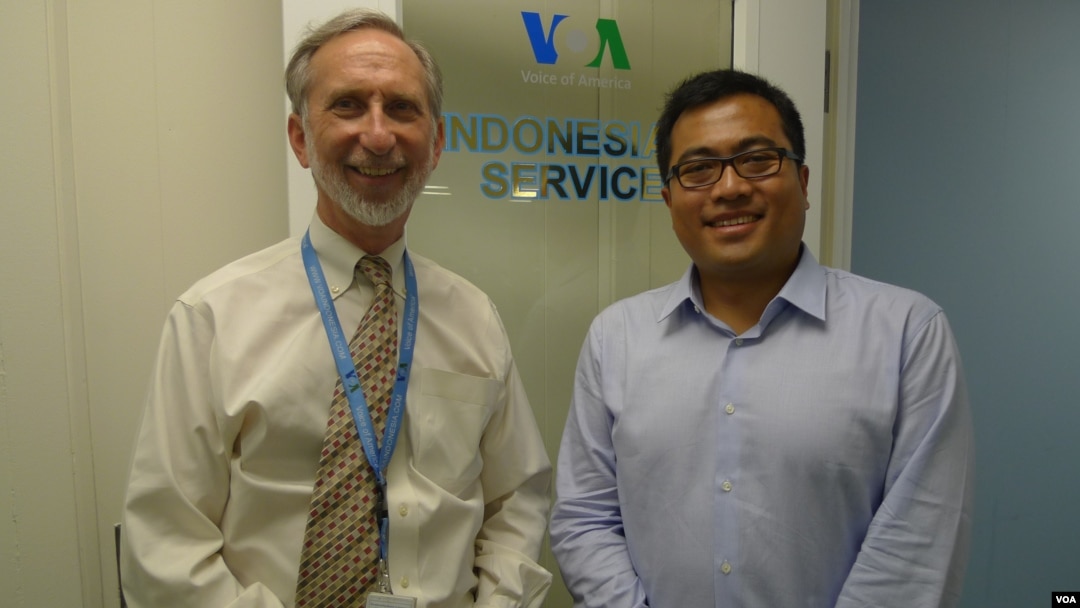 Wicahyo Ratomo, Ketua Komite Tetap untuk Pengembangan Investasi Luar Negeri, KADIN (kanan) bersama Dr. Norman Goodman, Kepala Siaran Bahasa Indonesia VOA dalam kunjungannya ke kantor VOA (11/10). 