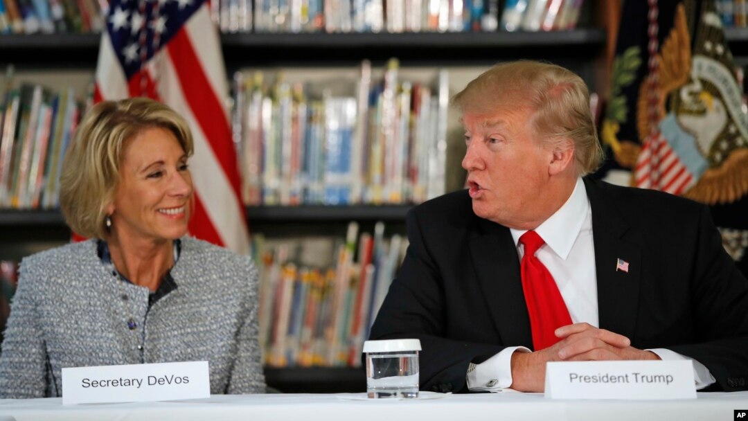 Presiden Amerika Donald Trump (kanan) bersama Menteri Pendidikan Betsy DeVos (foto: dok).