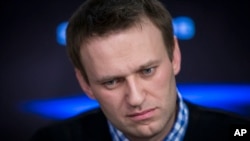 ARCHIVO - El líder opositor ruso Alexey Navalny escucha una pregunta durante una entrevista en la emisora de radio Echo Moskvy (Eco de Moscú) en Moscú, Rusia, el lunes 8 de abril de 2013.