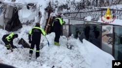 Italian firefighters search for survivors after an avalanche buried a hotel near Farindola, central Italy, Jan. 19, 2017.