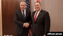 AQSh Davlat kotibi Mayk Pompeo (o'ngda) Tojikiston Tashqi ishlar vaziri Sirojiddin Muhriddin bilan