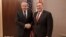 AQSh Davlat kotibi Mayk Pompeo (o'ngda) Tojikiston Tashqi ishlar vaziri Sirojiddin Muhriddin bilan