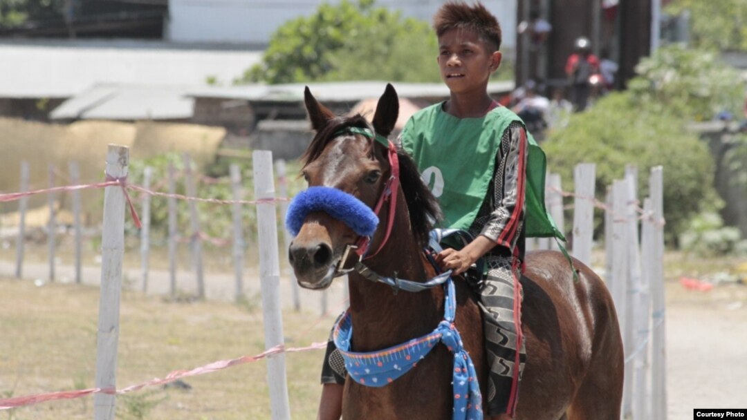 Abner, 11 tahun, sudah jadi joki sejak usia 8 tahun dan senang bisa ikut pacuan ini setiap tahun. (Courtesy : Max FM Waingapu)