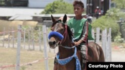 Abner, 11 tahun, sudah jadi joki sejak usia 8 tahun dan senang bisa ikut pacuan ini setiap tahun. (Courtesy : Max FM Waingapu)