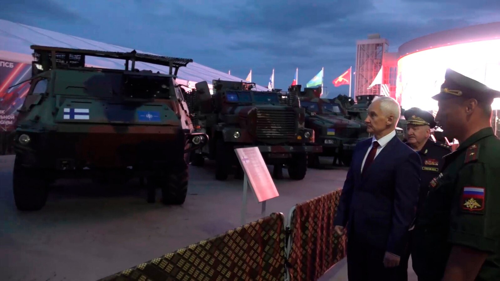ARHIVA - Ruski ministar odbrane Andrej Belousov, levo, ispituje vojna vozila koja su zarobile ruske snage tokom borbi u Ukrajini, na fotografiji napravljenoj od video snimka koji je objavila pres-služba Ministarstva odbrane Rusije 14. avgusta 2024. 