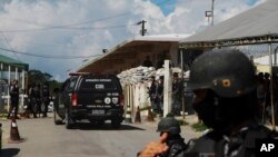 Polisi menjaga ketat pintu masuk kompleks penjara Anisio Jobim, setelah kerusuhan mematikan meletus di antara tahanan di Manaus di negara bagian utara Amazonas, Brasil, Minggu, 26 Mei 2019. (Foto: dok). 