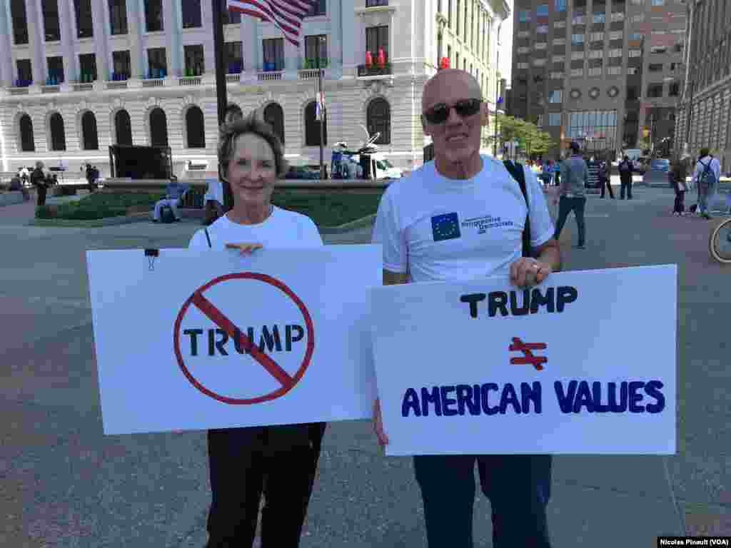 Deux militants anti-Trump manifestent lors de la convention républicaine, Cleveland, le 18 juillet 2016 (VOA/Nicolas Pinault)