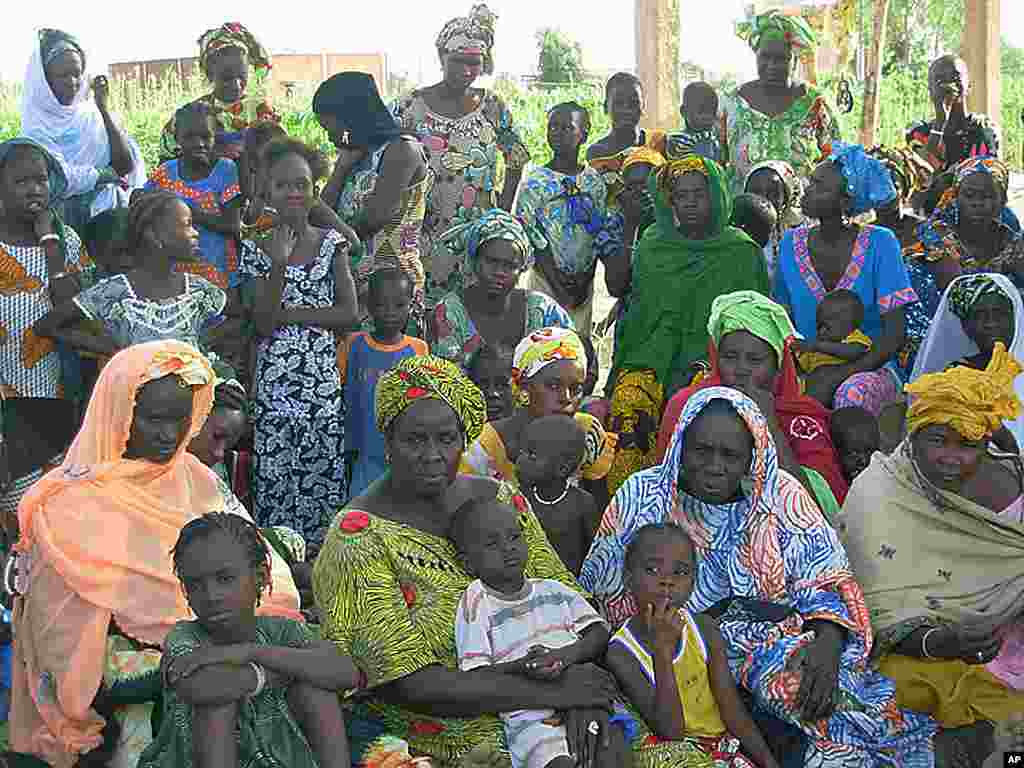 Community gathers inside garden at the Wendou Bosseabe refugee camp, Senegal, October 26, 2011. (VOA - A. Fortier)