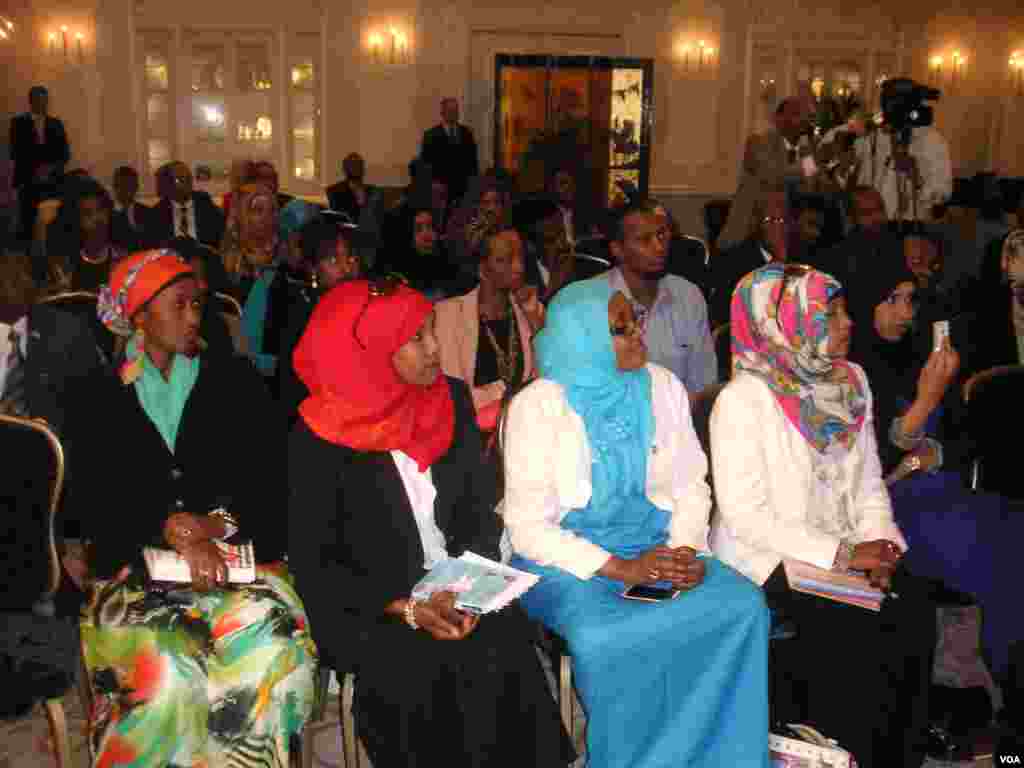 Dadwaynaha ka soo qeyb galay barnaamijka VOA ee London