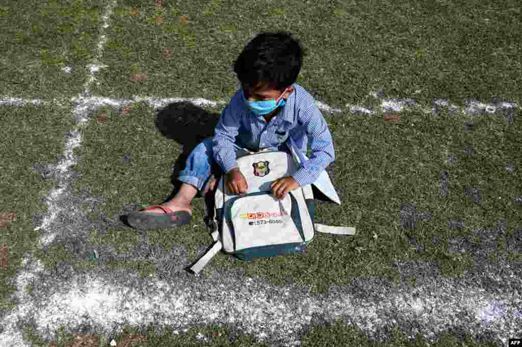 کشمیر کا ایک ننھا طالب علم شاید مستقبل کی سوچوں میں کھویا ہوا ہے۔