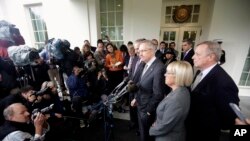 Los senadores demócratas Harry Reid, Charles Schumer, Patricia Murray y Richard Durbin tras su reunión de este jueves con el presidente Obama.