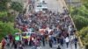 Un grupo de migrantes recorre las calles de Tapachula, México, camino de Estados Unidos, el 16 de abril de 2022.