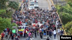 Un grupo de migrantes recorre las calles de Tapachula, México, camino de Estados Unidos, el 16 de abril de 2022.