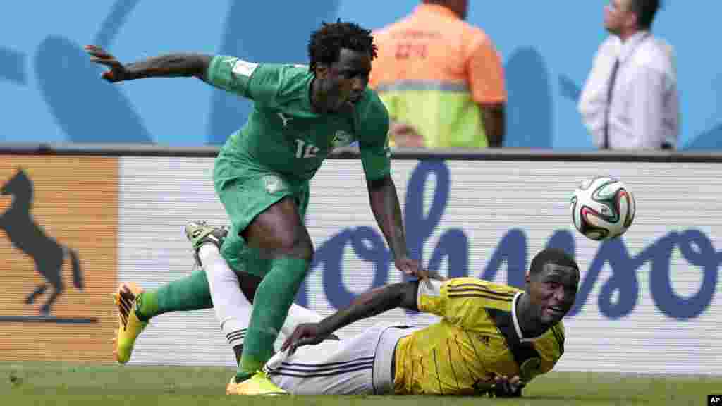 Wilfried Bony de la Côte-d&#39;Ivoire, à gauche, en duel avec Cristian Zapata de la Colombie lors du match de la Coupe du monde du groupe C entre la Colombie et Côte-d&#39;Ivoire à l&#39;Estadio Nacional à Brasilia, au Brésil, le jeudi 19 Juin, 2014. (AP Photo / Marcio Jose Sanchez) 