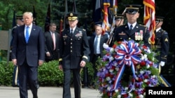 دونالدترمپ برای نخستین بار روز دوشنبه به عنوان رئیس جمهور در مراسم "روز یادبود" شرکت کرد.
