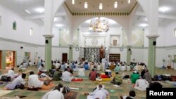 Musulmai a Najeriya da ma wasu sassa a duniya suna azumi a wannan wata mai tsarki na Ramadan da kama baki daga daren assubahi zuwa magariba.